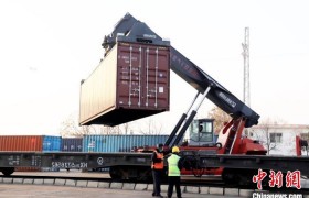 甘肃今年首趟中欧班列远赴德国 去年共发货品数百种